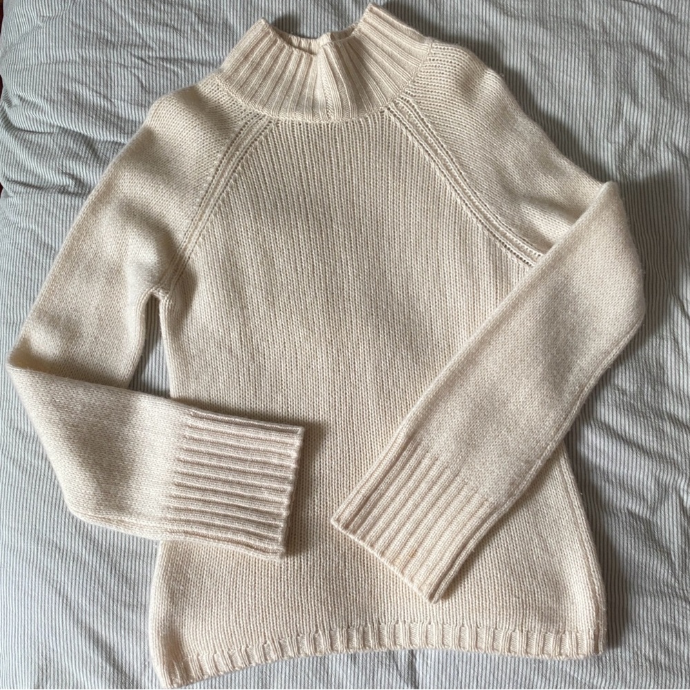 VINCE Saddle Sleeve Turtleneck in white size Large EUC